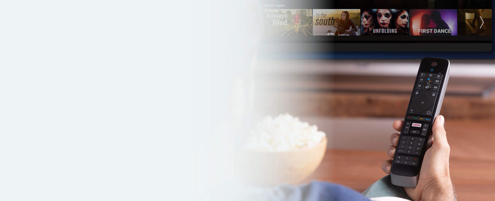 Junges Pärchen schaut über Laptop TV